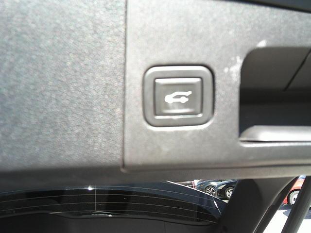 2021 White /Beige Cadillac XT4 Premium Luxury (1GYFZCR40MF) with an 2.0L L4 DOHC 16V engine, 9A transmission, located at 4000 Bee Ridge Road, Sarasota, FL, 34233, (941) 926-0300, 27.298664, -82.489151 - Photo#11