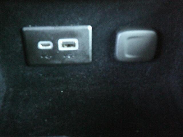 2021 White /Beige Cadillac XT4 Premium Luxury (1GYFZCR40MF) with an 2.0L L4 DOHC 16V engine, 9A transmission, located at 4000 Bee Ridge Road, Sarasota, FL, 34233, (941) 926-0300, 27.298664, -82.489151 - Photo#31