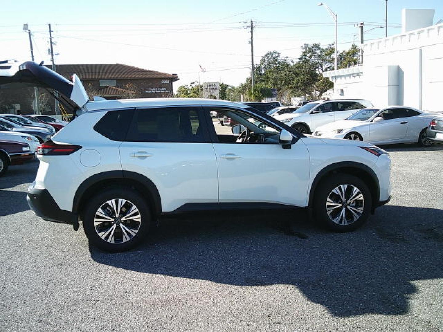2023 White /Gray Nissan Rogue SV (JN8BT3BA4PW) with an 2.5L L4 DOHC 16V engine, CVT transmission, located at 4000 Bee Ridge Road, Sarasota, FL, 34233, (941) 926-0300, 27.298664, -82.489151 - Photo#5
