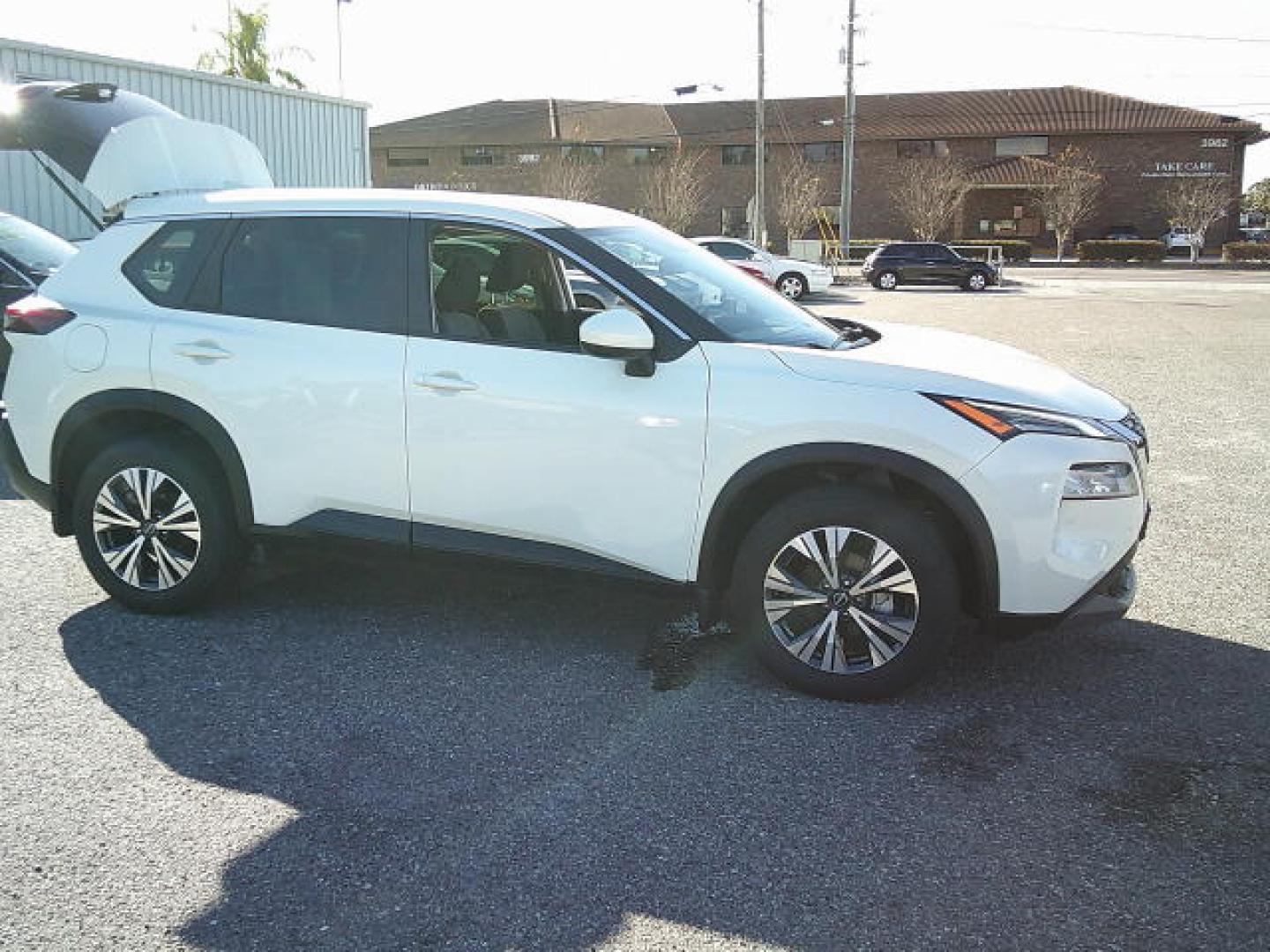 2023 White /Gray Nissan Rogue SV (JN8BT3BA4PW) with an 2.5L L4 DOHC 16V engine, CVT transmission, located at 4000 Bee Ridge Road, Sarasota, FL, 34233, (941) 926-0300, 27.298664, -82.489151 - Photo#6