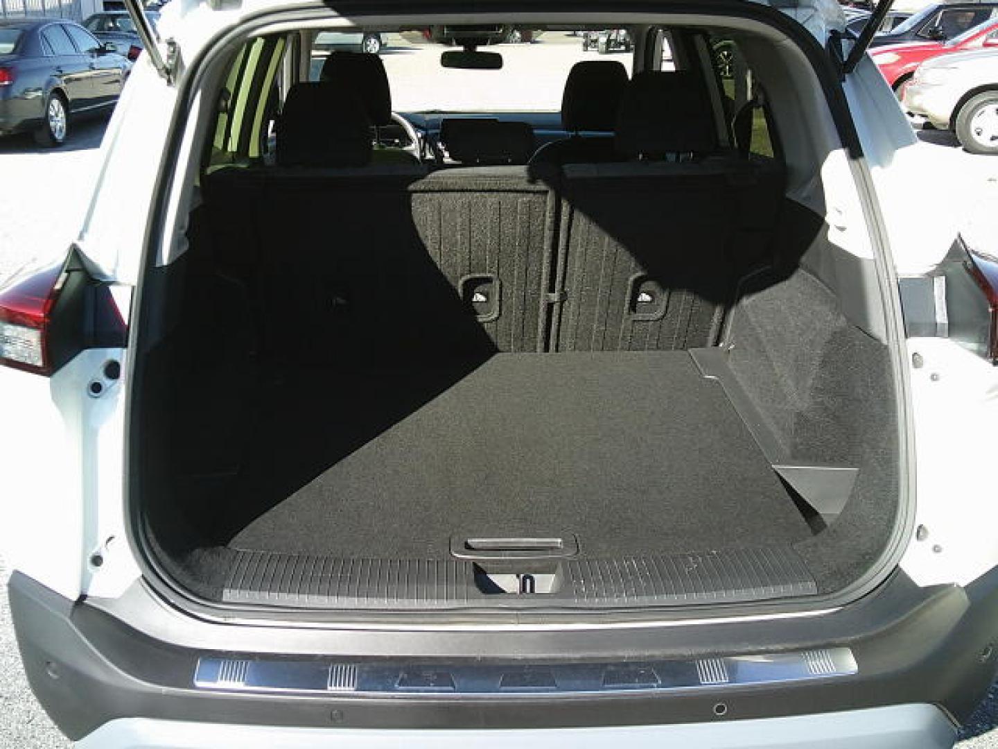 2023 White /Gray Nissan Rogue SV (JN8BT3BA4PW) with an 2.5L L4 DOHC 16V engine, CVT transmission, located at 4000 Bee Ridge Road, Sarasota, FL, 34233, (941) 926-0300, 27.298664, -82.489151 - Photo#10