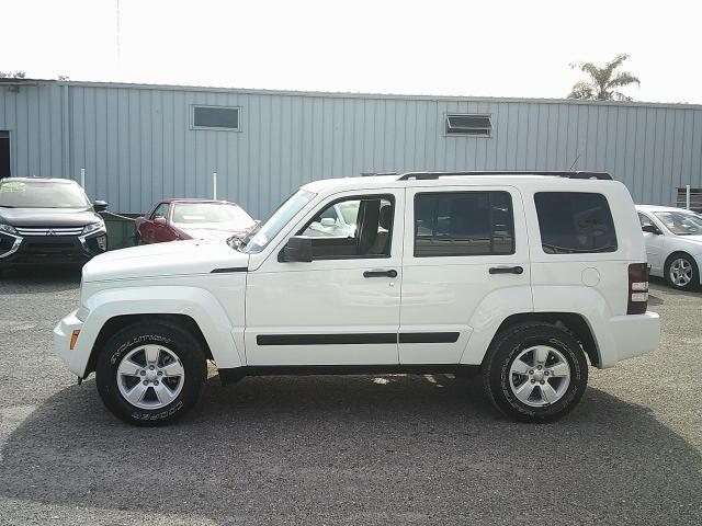 2010 WHITE /Grey Jeep Liberty Sport 2WD (1J4PP2GK4AW) with an 3.7L V6 SOHC 12V engine, 4-Speed Automatic transmission, located at 4000 Bee Ridge Road, Sarasota, FL, 34233, (941) 926-0300, 27.298664, -82.489151 - Photo#2