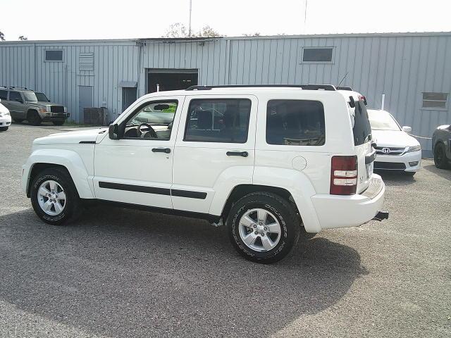 2010 WHITE /Grey Jeep Liberty Sport 2WD (1J4PP2GK4AW) with an 3.7L V6 SOHC 12V engine, 4-Speed Automatic transmission, located at 4000 Bee Ridge Road, Sarasota, FL, 34233, (941) 926-0300, 27.298664, -82.489151 - Photo#3