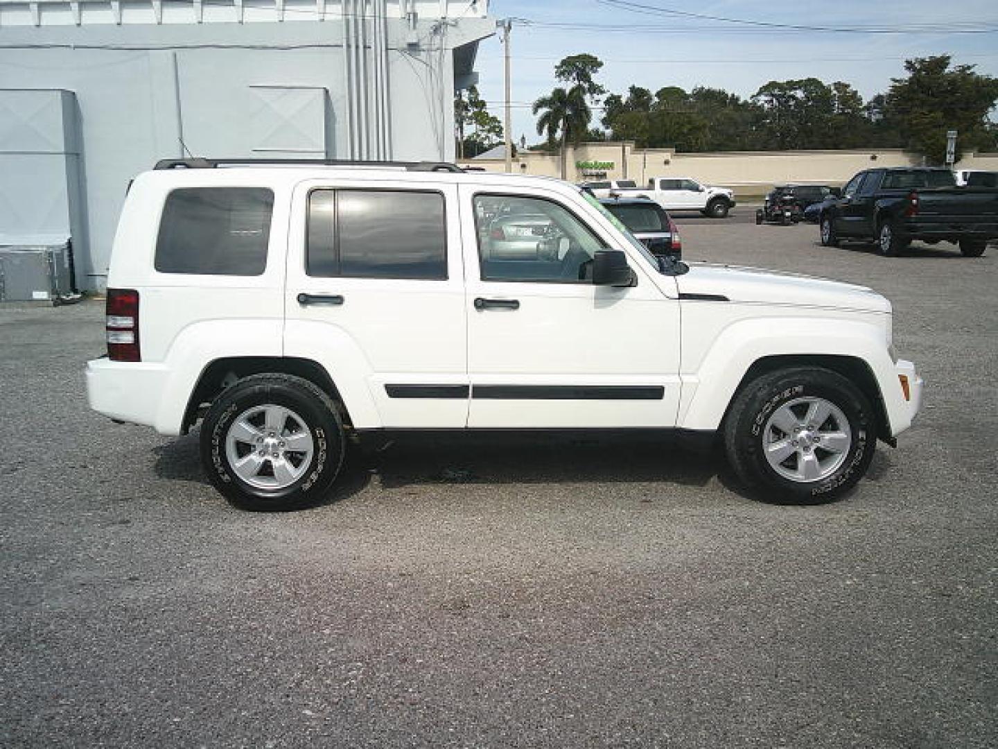2010 WHITE /Grey Jeep Liberty Sport 2WD (1J4PP2GK4AW) with an 3.7L V6 SOHC 12V engine, 4-Speed Automatic transmission, located at 4000 Bee Ridge Road, Sarasota, FL, 34233, (941) 926-0300, 27.298664, -82.489151 - Photo#6