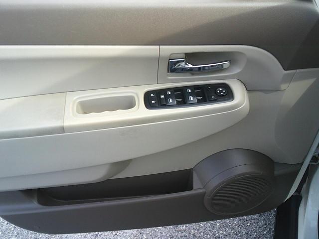 2010 WHITE /Grey Jeep Liberty Sport 2WD (1J4PP2GK4AW) with an 3.7L V6 SOHC 12V engine, 4-Speed Automatic transmission, located at 4000 Bee Ridge Road, Sarasota, FL, 34233, (941) 926-0300, 27.298664, -82.489151 - Photo#15