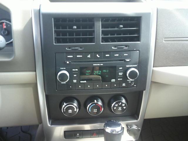 2010 WHITE /Grey Jeep Liberty Sport 2WD (1J4PP2GK4AW) with an 3.7L V6 SOHC 12V engine, 4-Speed Automatic transmission, located at 4000 Bee Ridge Road, Sarasota, FL, 34233, (941) 926-0300, 27.298664, -82.489151 - Photo#20