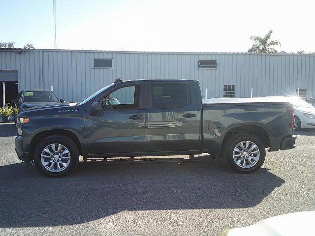 2020 Gray /Black Chevrolet Silverado 1500 Custom Crew Cab Long Box 2WD (3GCPWBEH9LG) with an 4.3L V6 engine, 6A transmission, located at 4000 Bee Ridge Road, Sarasota, FL, 34233, (941) 926-0300, 27.298664, -82.489151 - Photo#2