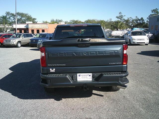 2020 Gray /Black Chevrolet Silverado 1500 Custom Crew Cab Long Box 2WD (3GCPWBEH9LG) with an 4.3L V6 engine, 6A transmission, located at 4000 Bee Ridge Road, Sarasota, FL, 34233, (941) 926-0300, 27.298664, -82.489151 - Photo#4