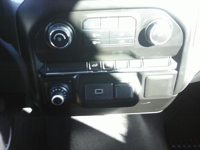 2020 Gray /Black Chevrolet Silverado 1500 Custom Crew Cab Long Box 2WD (3GCPWBEH9LG) with an 4.3L V6 engine, 6A transmission, located at 4000 Bee Ridge Road, Sarasota, FL, 34233, (941) 926-0300, 27.298664, -82.489151 - Photo#17