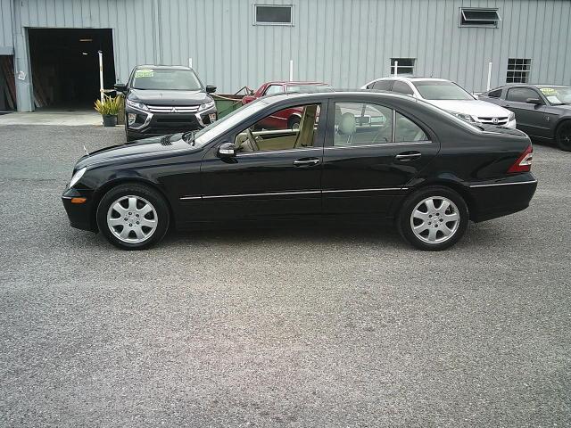 2007 Black /Beige Mercedes-Benz C-Class C280 Luxury Sedan 4Matic (WDBRF92H77F) with an 3.2L V6 SOHC 18V engine, Automatic transmission, located at 4000 Bee Ridge Road, Sarasota, FL, 34233, (941) 926-0300, 27.298664, -82.489151 - Photo#2