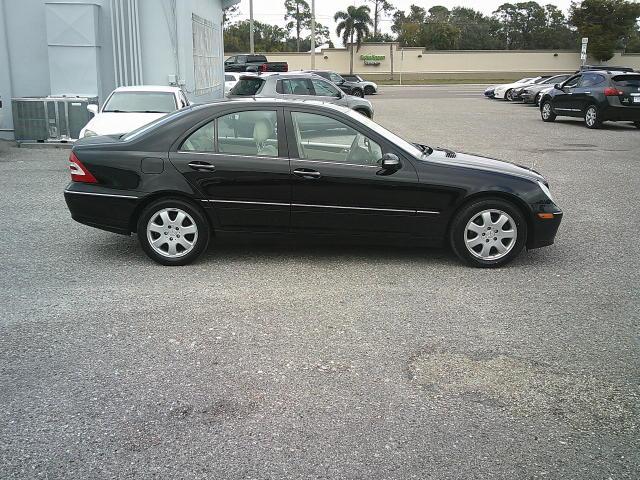 2007 Black /Beige Mercedes-Benz C-Class C280 Luxury Sedan 4Matic (WDBRF92H77F) with an 3.2L V6 SOHC 18V engine, Automatic transmission, located at 4000 Bee Ridge Road, Sarasota, FL, 34233, (941) 926-0300, 27.298664, -82.489151 - Photo#6