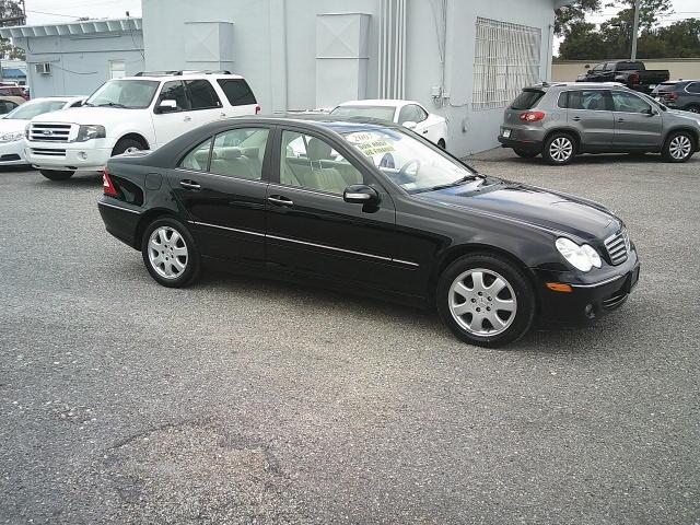 2007 Black /Beige Mercedes-Benz C-Class C280 Luxury Sedan 4Matic (WDBRF92H77F) with an 3.2L V6 SOHC 18V engine, Automatic transmission, located at 4000 Bee Ridge Road, Sarasota, FL, 34233, (941) 926-0300, 27.298664, -82.489151 - Photo#7