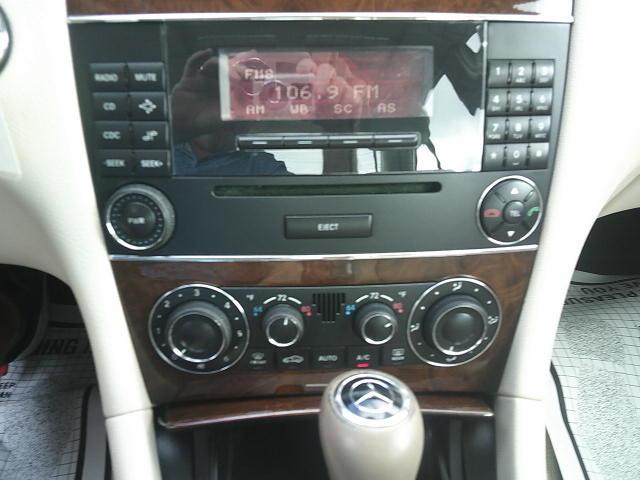 2007 Black /Beige Mercedes-Benz C-Class C280 Luxury Sedan 4Matic (WDBRF92H77F) with an 3.2L V6 SOHC 18V engine, Automatic transmission, located at 4000 Bee Ridge Road, Sarasota, FL, 34233, (941) 926-0300, 27.298664, -82.489151 - Photo#23