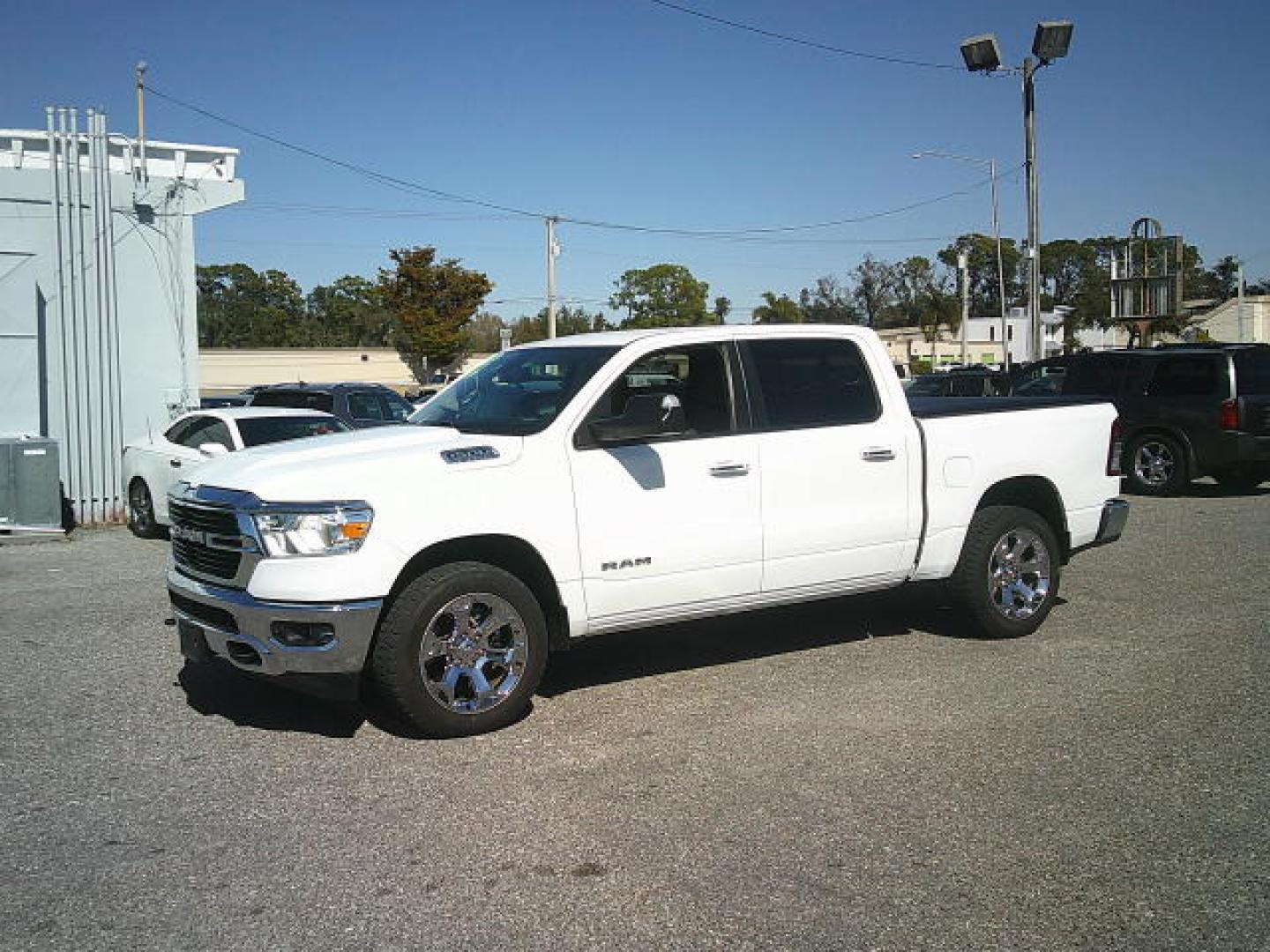 2019 WHITE /Gray RAM 1500 Big Horn Crew Cab SWB 4WD (1C6SRFFT5KN) with an 5.7L V8 OHV 16V engine, 8A transmission, located at 4000 Bee Ridge Road, Sarasota, FL, 34233, (941) 926-0300, 27.298664, -82.489151 - Photo#0