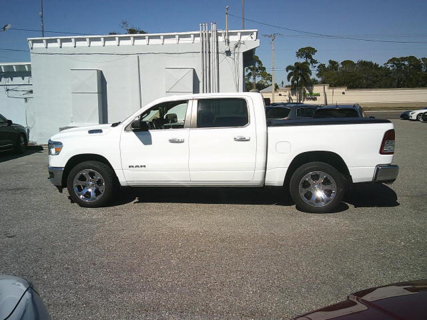 2019 WHITE /Gray RAM 1500 Big Horn Crew Cab SWB 4WD (1C6SRFFT5KN) with an 5.7L V8 OHV 16V engine, 8A transmission, located at 4000 Bee Ridge Road, Sarasota, FL, 34233, (941) 926-0300, 27.298664, -82.489151 - Photo#2
