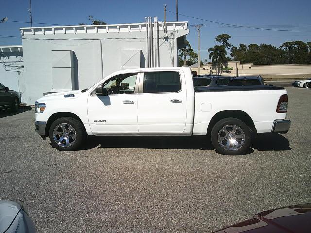 2019 WHITE /Gray RAM 1500 Big Horn Crew Cab SWB 4WD (1C6SRFFT5KN) with an 5.7L V8 OHV 16V engine, 8A transmission, located at 4000 Bee Ridge Road, Sarasota, FL, 34233, (941) 926-0300, 27.298664, -82.489151 - Photo#2