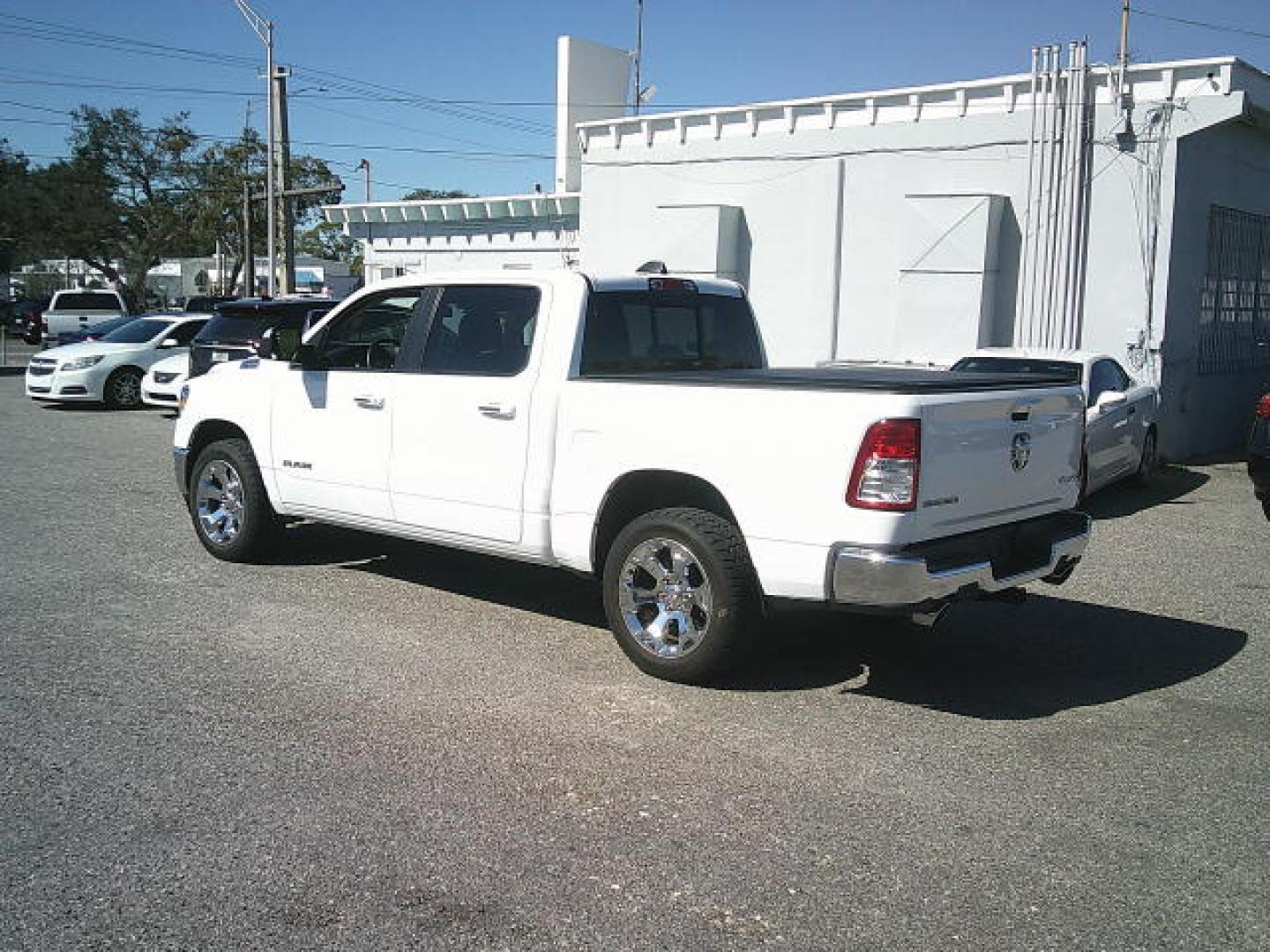 2019 WHITE /Gray RAM 1500 Big Horn Crew Cab SWB 4WD (1C6SRFFT5KN) with an 5.7L V8 OHV 16V engine, 8A transmission, located at 4000 Bee Ridge Road, Sarasota, FL, 34233, (941) 926-0300, 27.298664, -82.489151 - Photo#3