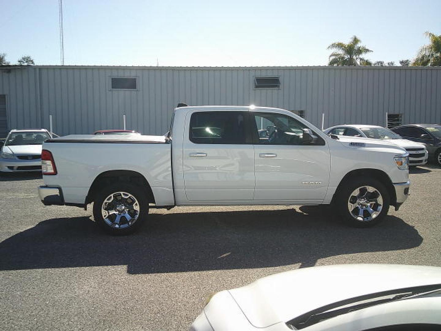 2019 WHITE /Gray RAM 1500 Big Horn Crew Cab SWB 4WD (1C6SRFFT5KN) with an 5.7L V8 OHV 16V engine, 8A transmission, located at 4000 Bee Ridge Road, Sarasota, FL, 34233, (941) 926-0300, 27.298664, -82.489151 - Photo#6