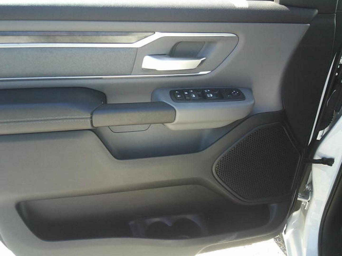 2019 WHITE /Gray RAM 1500 Big Horn Crew Cab SWB 4WD (1C6SRFFT5KN) with an 5.7L V8 OHV 16V engine, 8A transmission, located at 4000 Bee Ridge Road, Sarasota, FL, 34233, (941) 926-0300, 27.298664, -82.489151 - Photo#17