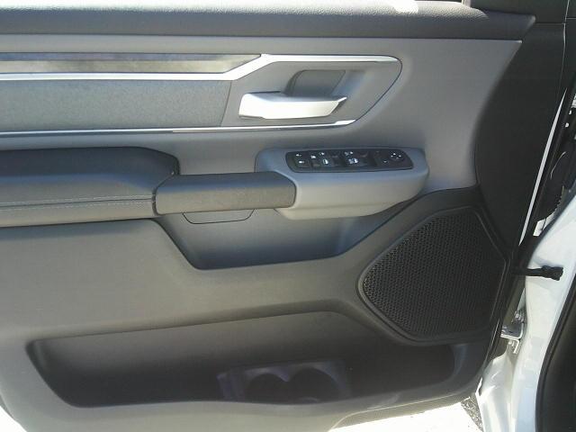 2019 WHITE /Gray RAM 1500 Big Horn Crew Cab SWB 4WD (1C6SRFFT5KN) with an 5.7L V8 OHV 16V engine, 8A transmission, located at 4000 Bee Ridge Road, Sarasota, FL, 34233, (941) 926-0300, 27.298664, -82.489151 - Photo#17