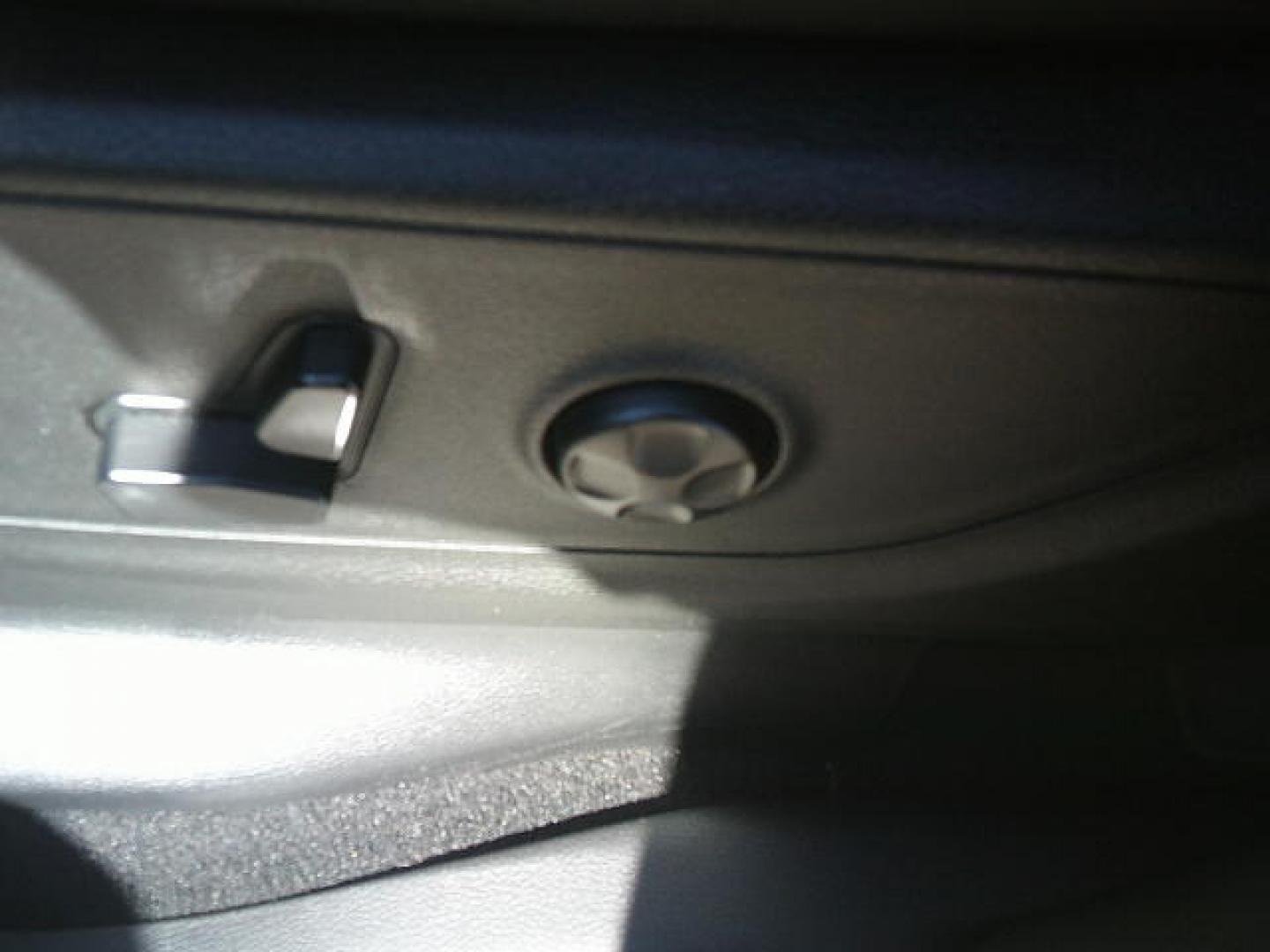 2019 WHITE /Gray RAM 1500 Big Horn Crew Cab SWB 4WD (1C6SRFFT5KN) with an 5.7L V8 OHV 16V engine, 8A transmission, located at 4000 Bee Ridge Road, Sarasota, FL, 34233, (941) 926-0300, 27.298664, -82.489151 - Photo#18