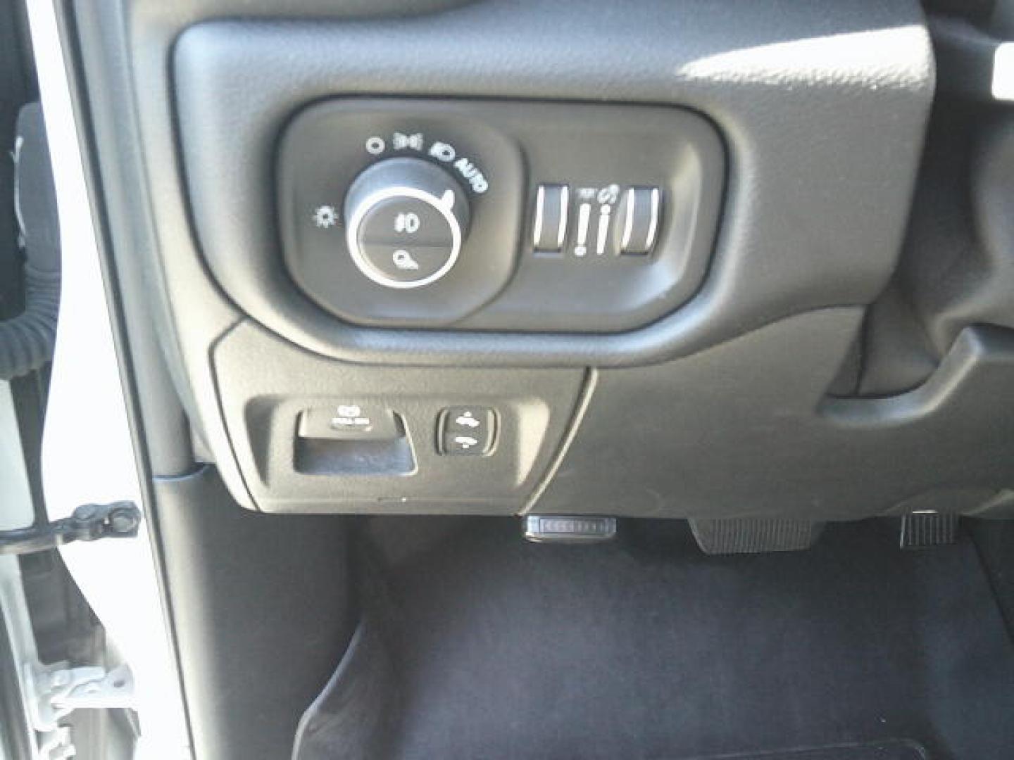 2019 WHITE /Gray RAM 1500 Big Horn Crew Cab SWB 4WD (1C6SRFFT5KN) with an 5.7L V8 OHV 16V engine, 8A transmission, located at 4000 Bee Ridge Road, Sarasota, FL, 34233, (941) 926-0300, 27.298664, -82.489151 - Photo#20