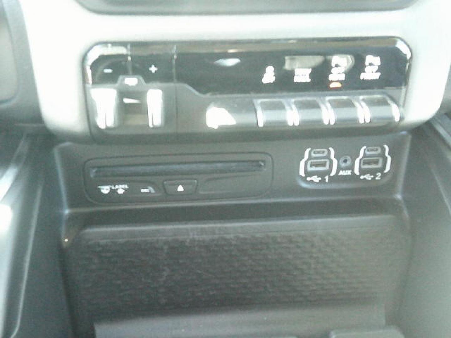 2019 WHITE /Gray RAM 1500 Big Horn Crew Cab SWB 4WD (1C6SRFFT5KN) with an 5.7L V8 OHV 16V engine, 8A transmission, located at 4000 Bee Ridge Road, Sarasota, FL, 34233, (941) 926-0300, 27.298664, -82.489151 - Photo#23