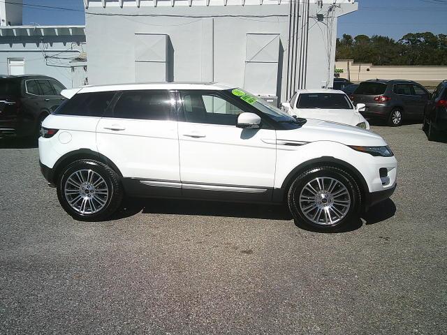 2012 WHITE /Beige Land Rover Range Rover Evoque Prestige Premium 5-Door (SALVV2BG9CH) with an 2.0L L4 DOHC 24V TURBO engine, 6-Speed Automatic transmission, located at 4000 Bee Ridge Road, Sarasota, FL, 34233, (941) 926-0300, 27.298664, -82.489151 - Photo#6