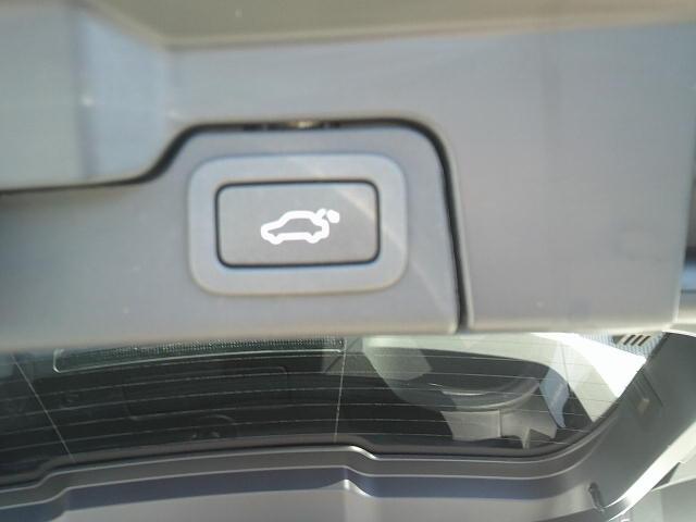 2012 WHITE /Beige Land Rover Range Rover Evoque Prestige Premium 5-Door (SALVV2BG9CH) with an 2.0L L4 DOHC 24V TURBO engine, 6-Speed Automatic transmission, located at 4000 Bee Ridge Road, Sarasota, FL, 34233, (941) 926-0300, 27.298664, -82.489151 - Photo#12