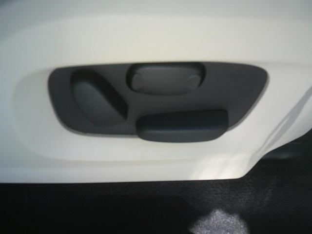 2012 WHITE /Beige Land Rover Range Rover Evoque Prestige Premium 5-Door (SALVV2BG9CH) with an 2.0L L4 DOHC 24V TURBO engine, 6-Speed Automatic transmission, located at 4000 Bee Ridge Road, Sarasota, FL, 34233, (941) 926-0300, 27.298664, -82.489151 - Photo#15