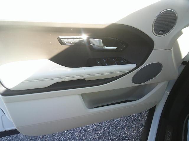 2012 WHITE /Beige Land Rover Range Rover Evoque Prestige Premium 5-Door (SALVV2BG9CH) with an 2.0L L4 DOHC 24V TURBO engine, 6-Speed Automatic transmission, located at 4000 Bee Ridge Road, Sarasota, FL, 34233, (941) 926-0300, 27.298664, -82.489151 - Photo#17