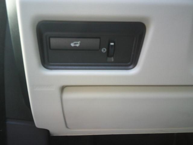 2012 WHITE /Beige Land Rover Range Rover Evoque Prestige Premium 5-Door (SALVV2BG9CH) with an 2.0L L4 DOHC 24V TURBO engine, 6-Speed Automatic transmission, located at 4000 Bee Ridge Road, Sarasota, FL, 34233, (941) 926-0300, 27.298664, -82.489151 - Photo#19