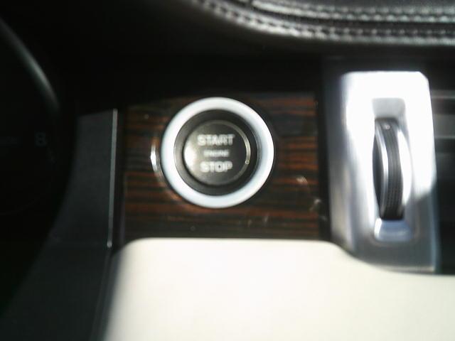 2012 WHITE /Beige Land Rover Range Rover Evoque Prestige Premium 5-Door (SALVV2BG9CH) with an 2.0L L4 DOHC 24V TURBO engine, 6-Speed Automatic transmission, located at 4000 Bee Ridge Road, Sarasota, FL, 34233, (941) 926-0300, 27.298664, -82.489151 - Photo#21