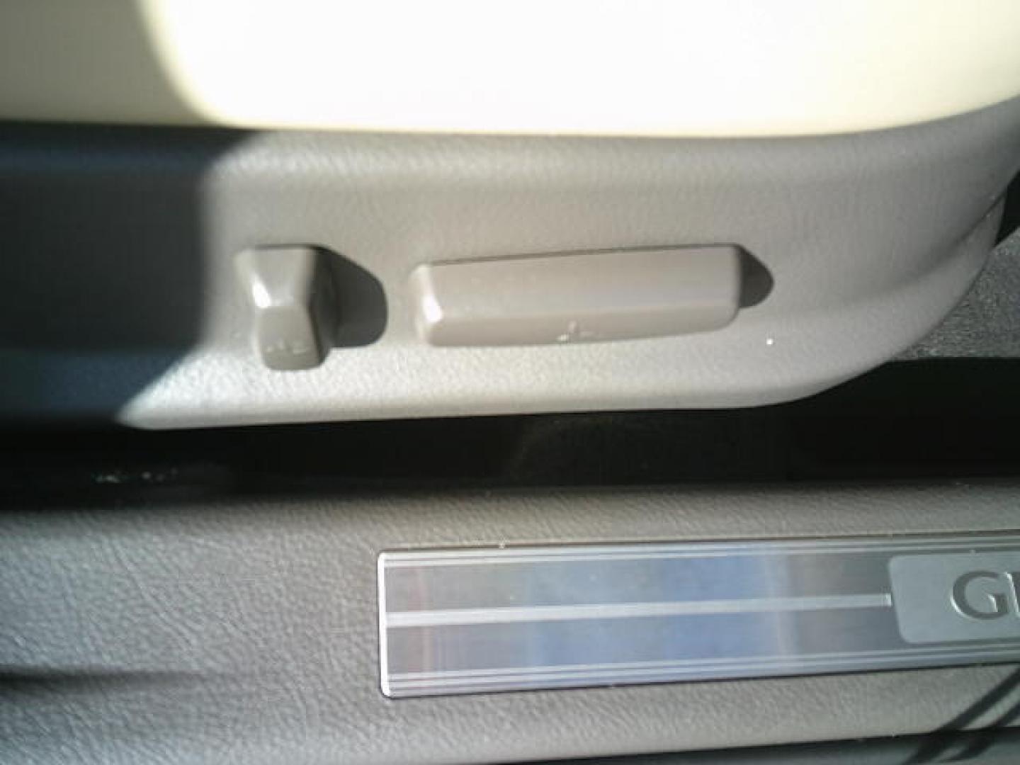 2011 Gold /Beige Hyundai Genesis 3.8L (KMHGC4DE5BU) with an 3.8L V6 DOHC 24V engine, 6-Speed Automatic transmission, located at 4000 Bee Ridge Road, Sarasota, FL, 34233, (941) 926-0300, 27.298664, -82.489151 - Photo#13