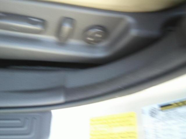 2011 Gold /Beige Hyundai Genesis 3.8L (KMHGC4DE5BU) with an 3.8L V6 DOHC 24V engine, 6-Speed Automatic transmission, located at 4000 Bee Ridge Road, Sarasota, FL, 34233, (941) 926-0300, 27.298664, -82.489151 - Photo#17