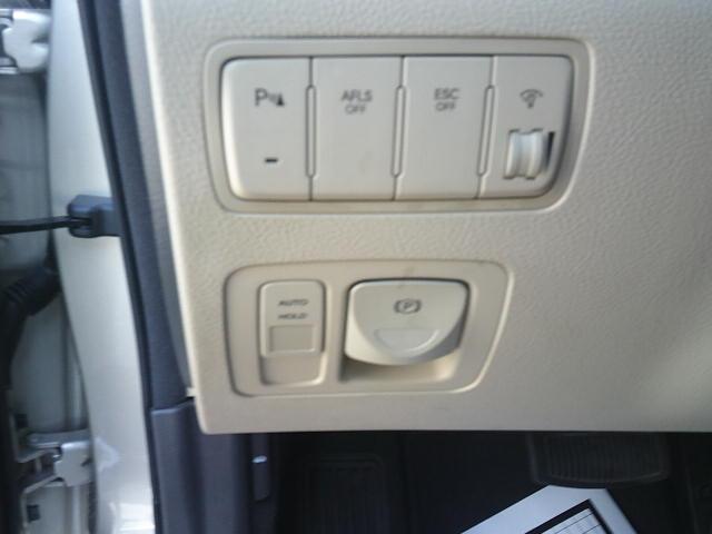 2011 Gold /Beige Hyundai Genesis 3.8L (KMHGC4DE5BU) with an 3.8L V6 DOHC 24V engine, 6-Speed Automatic transmission, located at 4000 Bee Ridge Road, Sarasota, FL, 34233, (941) 926-0300, 27.298664, -82.489151 - Photo#18