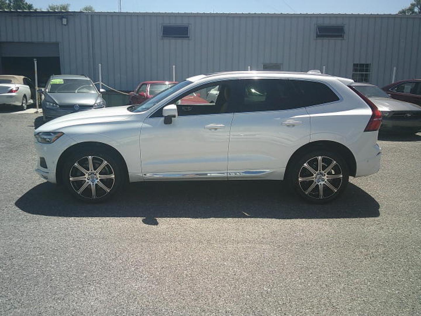 2018 WHITE /Brown Volvo XC60 T6 Inscription AWD (LYVA22RL0JB) with an 2.0L L4 DOHC 16V engine, 6A transmission, located at 4000 Bee Ridge Road, Sarasota, FL, 34233, (941) 926-0300, 27.298664, -82.489151 - Photo#2