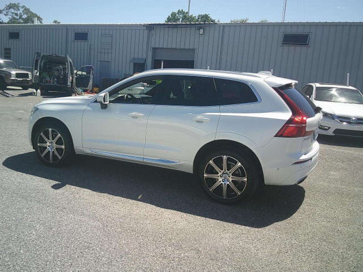 2018 WHITE /Brown Volvo XC60 T6 Inscription AWD (LYVA22RL0JB) with an 2.0L L4 DOHC 16V engine, 6A transmission, located at 4000 Bee Ridge Road, Sarasota, FL, 34233, (941) 926-0300, 27.298664, -82.489151 - Photo#3