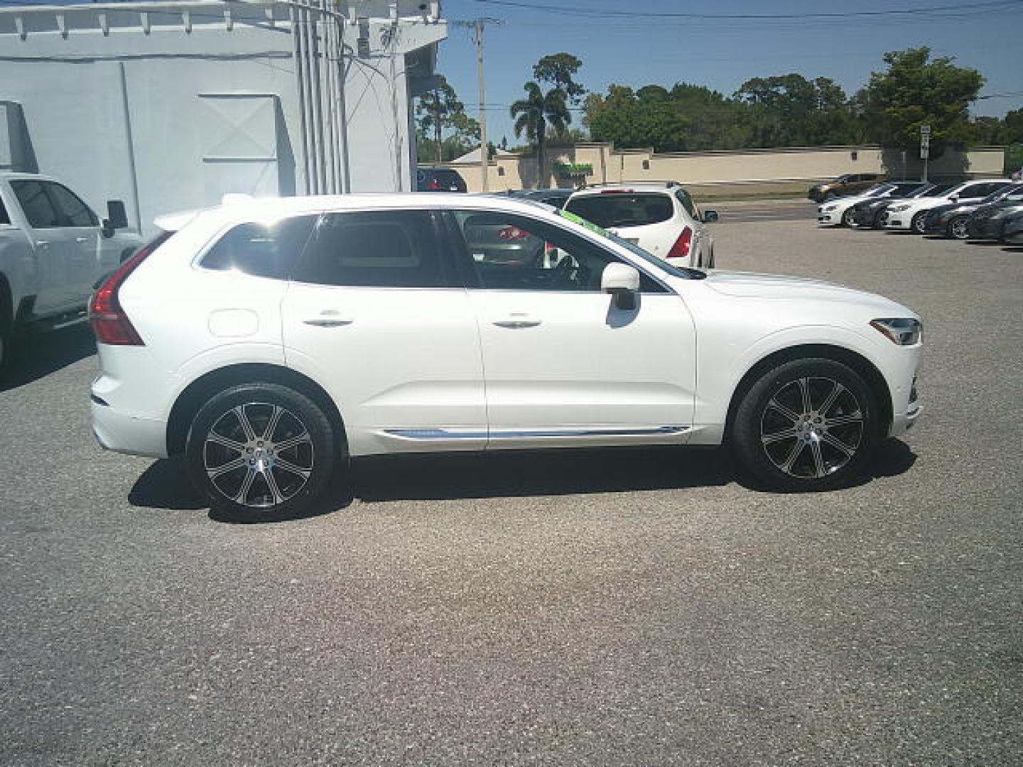 2018 WHITE /Brown Volvo XC60 T6 Inscription AWD (LYVA22RL0JB) with an 2.0L L4 DOHC 16V engine, 6A transmission, located at 4000 Bee Ridge Road, Sarasota, FL, 34233, (941) 926-0300, 27.298664, -82.489151 - Photo#6