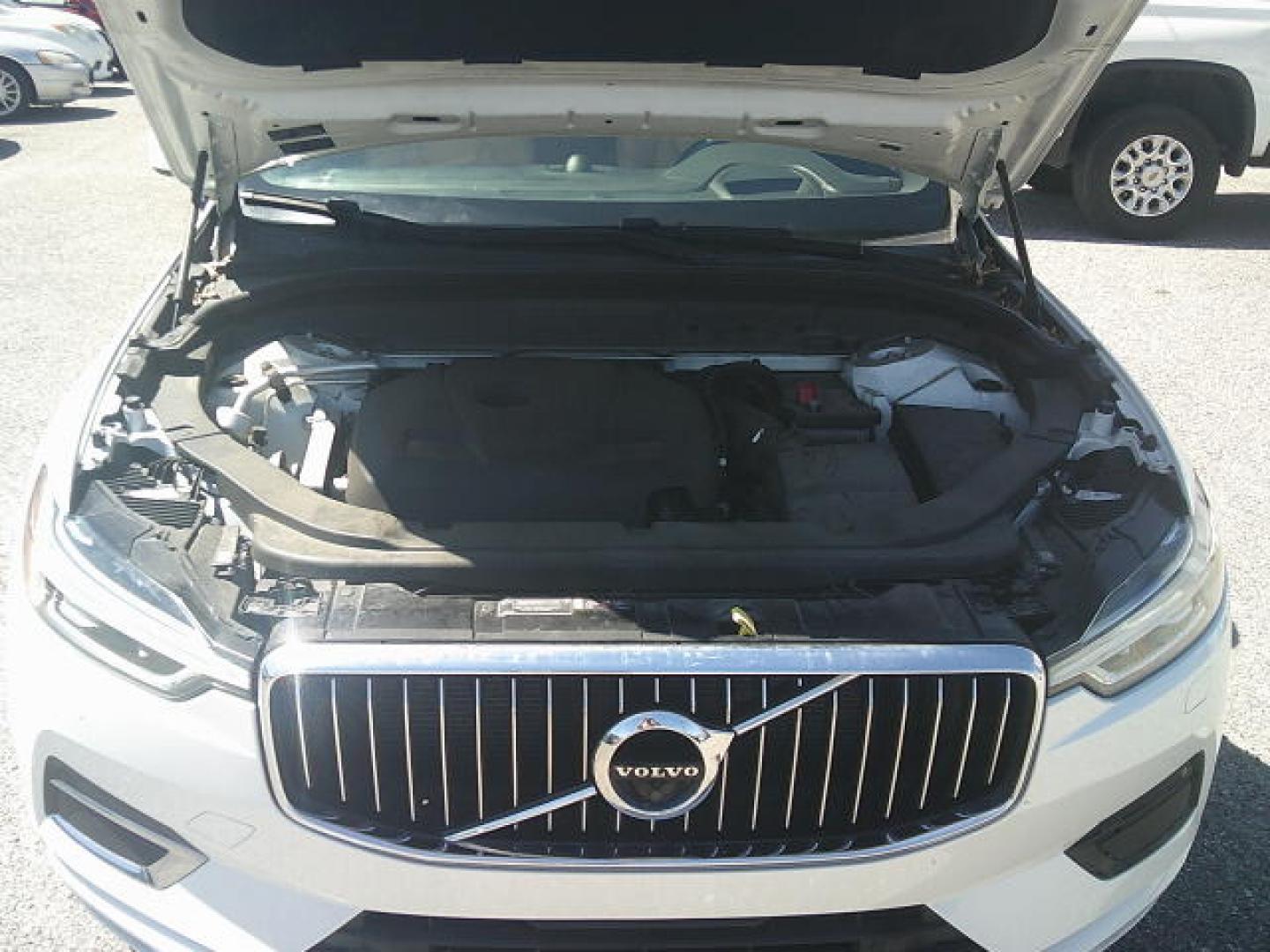 2018 WHITE /Brown Volvo XC60 T6 Inscription AWD (LYVA22RL0JB) with an 2.0L L4 DOHC 16V engine, 6A transmission, located at 4000 Bee Ridge Road, Sarasota, FL, 34233, (941) 926-0300, 27.298664, -82.489151 - Photo#9