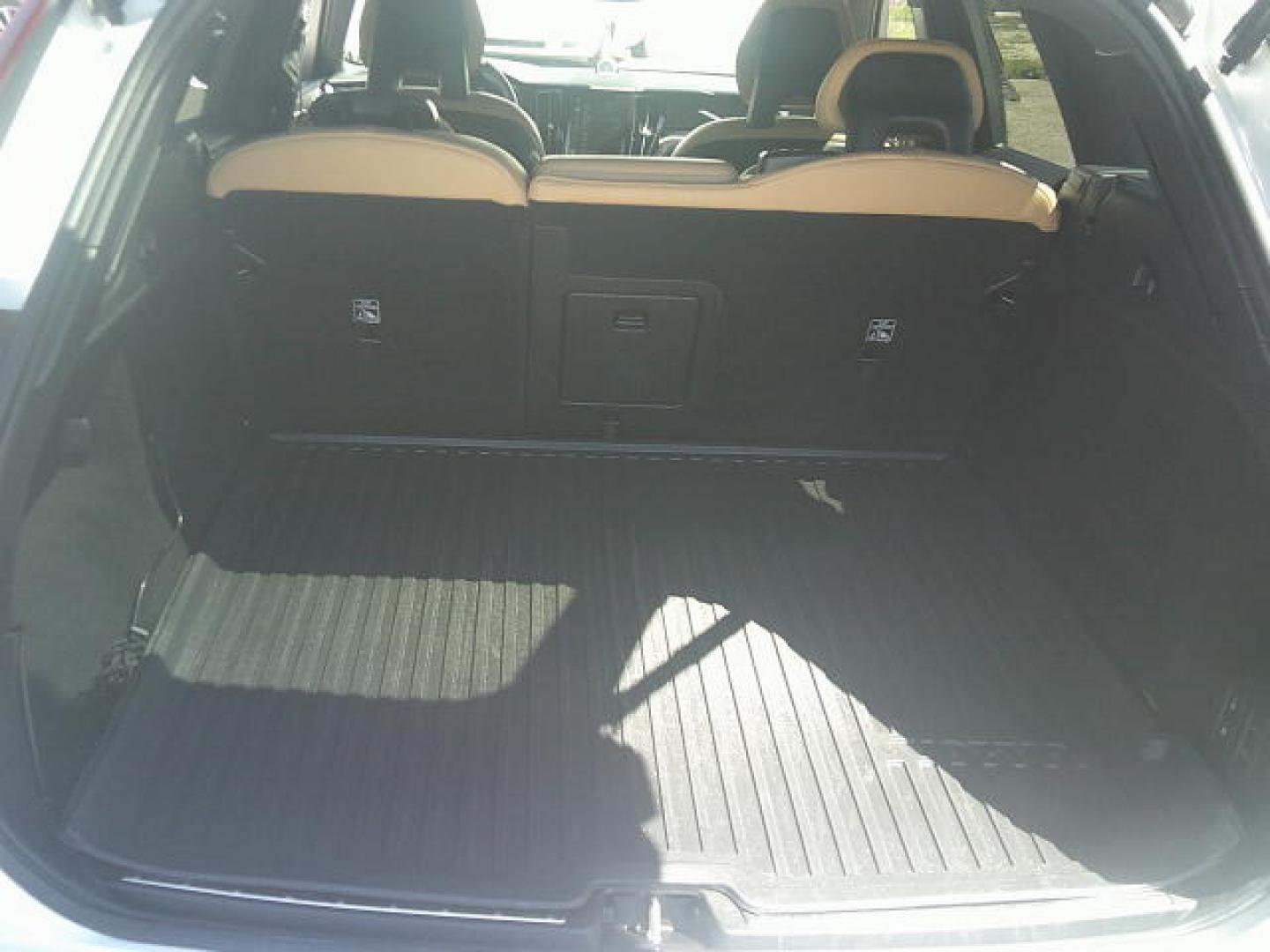 2018 WHITE /Brown Volvo XC60 T6 Inscription AWD (LYVA22RL0JB) with an 2.0L L4 DOHC 16V engine, 6A transmission, located at 4000 Bee Ridge Road, Sarasota, FL, 34233, (941) 926-0300, 27.298664, -82.489151 - Photo#11