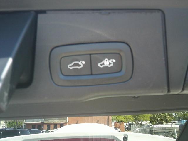 2018 WHITE /Brown Volvo XC60 T6 Inscription AWD (LYVA22RL0JB) with an 2.0L L4 DOHC 16V engine, 6A transmission, located at 4000 Bee Ridge Road, Sarasota, FL, 34233, (941) 926-0300, 27.298664, -82.489151 - Photo#12