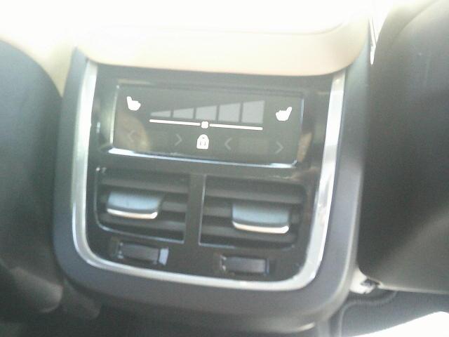 2018 WHITE /Brown Volvo XC60 T6 Inscription AWD (LYVA22RL0JB) with an 2.0L L4 DOHC 16V engine, 6A transmission, located at 4000 Bee Ridge Road, Sarasota, FL, 34233, (941) 926-0300, 27.298664, -82.489151 - Photo#14