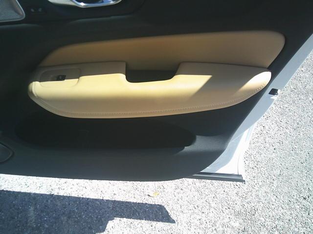 2018 WHITE /Brown Volvo XC60 T6 Inscription AWD (LYVA22RL0JB) with an 2.0L L4 DOHC 16V engine, 6A transmission, located at 4000 Bee Ridge Road, Sarasota, FL, 34233, (941) 926-0300, 27.298664, -82.489151 - Photo#15