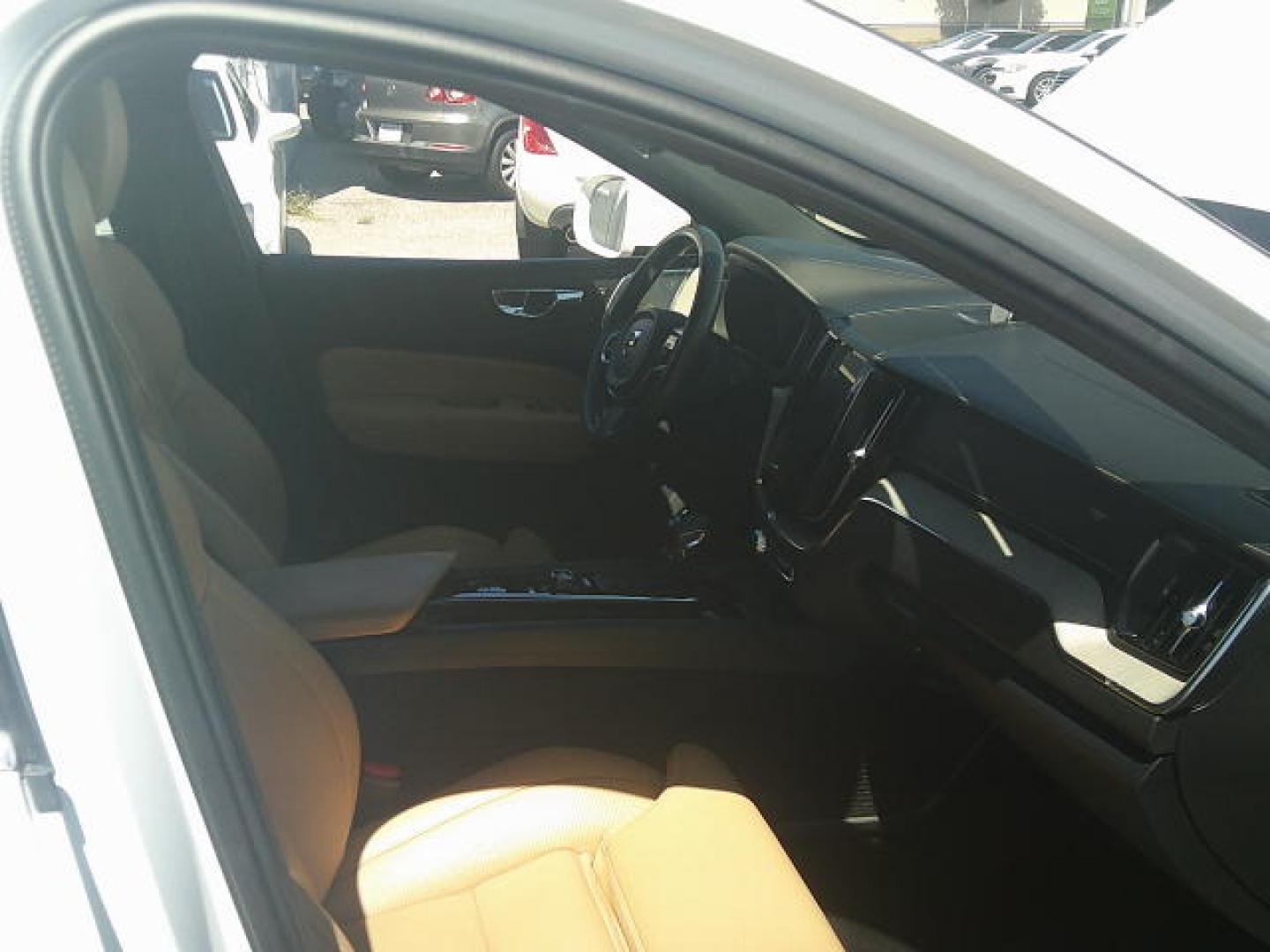 2018 WHITE /Brown Volvo XC60 T6 Inscription AWD (LYVA22RL0JB) with an 2.0L L4 DOHC 16V engine, 6A transmission, located at 4000 Bee Ridge Road, Sarasota, FL, 34233, (941) 926-0300, 27.298664, -82.489151 - Photo#17