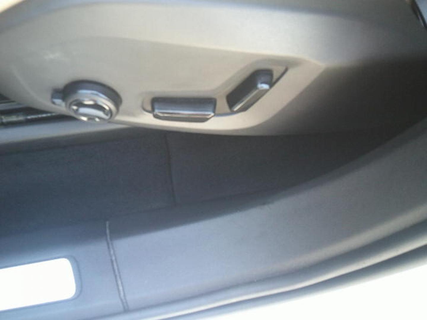 2018 WHITE /Brown Volvo XC60 T6 Inscription AWD (LYVA22RL0JB) with an 2.0L L4 DOHC 16V engine, 6A transmission, located at 4000 Bee Ridge Road, Sarasota, FL, 34233, (941) 926-0300, 27.298664, -82.489151 - Photo#18