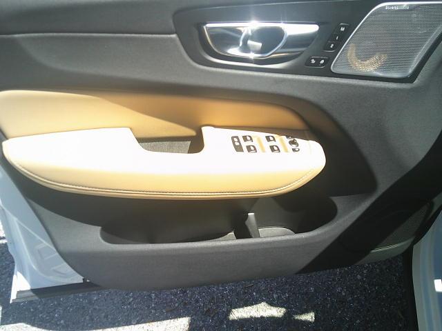 2018 WHITE /Brown Volvo XC60 T6 Inscription AWD (LYVA22RL0JB) with an 2.0L L4 DOHC 16V engine, 6A transmission, located at 4000 Bee Ridge Road, Sarasota, FL, 34233, (941) 926-0300, 27.298664, -82.489151 - Photo#19