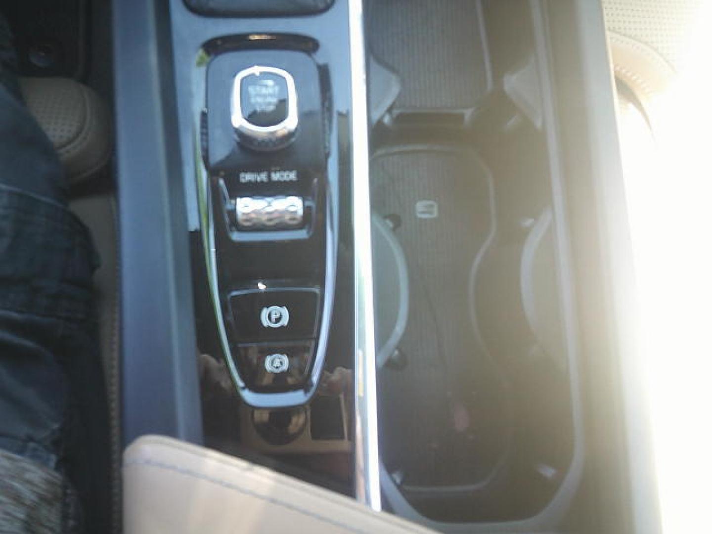 2018 WHITE /Brown Volvo XC60 T6 Inscription AWD (LYVA22RL0JB) with an 2.0L L4 DOHC 16V engine, 6A transmission, located at 4000 Bee Ridge Road, Sarasota, FL, 34233, (941) 926-0300, 27.298664, -82.489151 - Photo#21