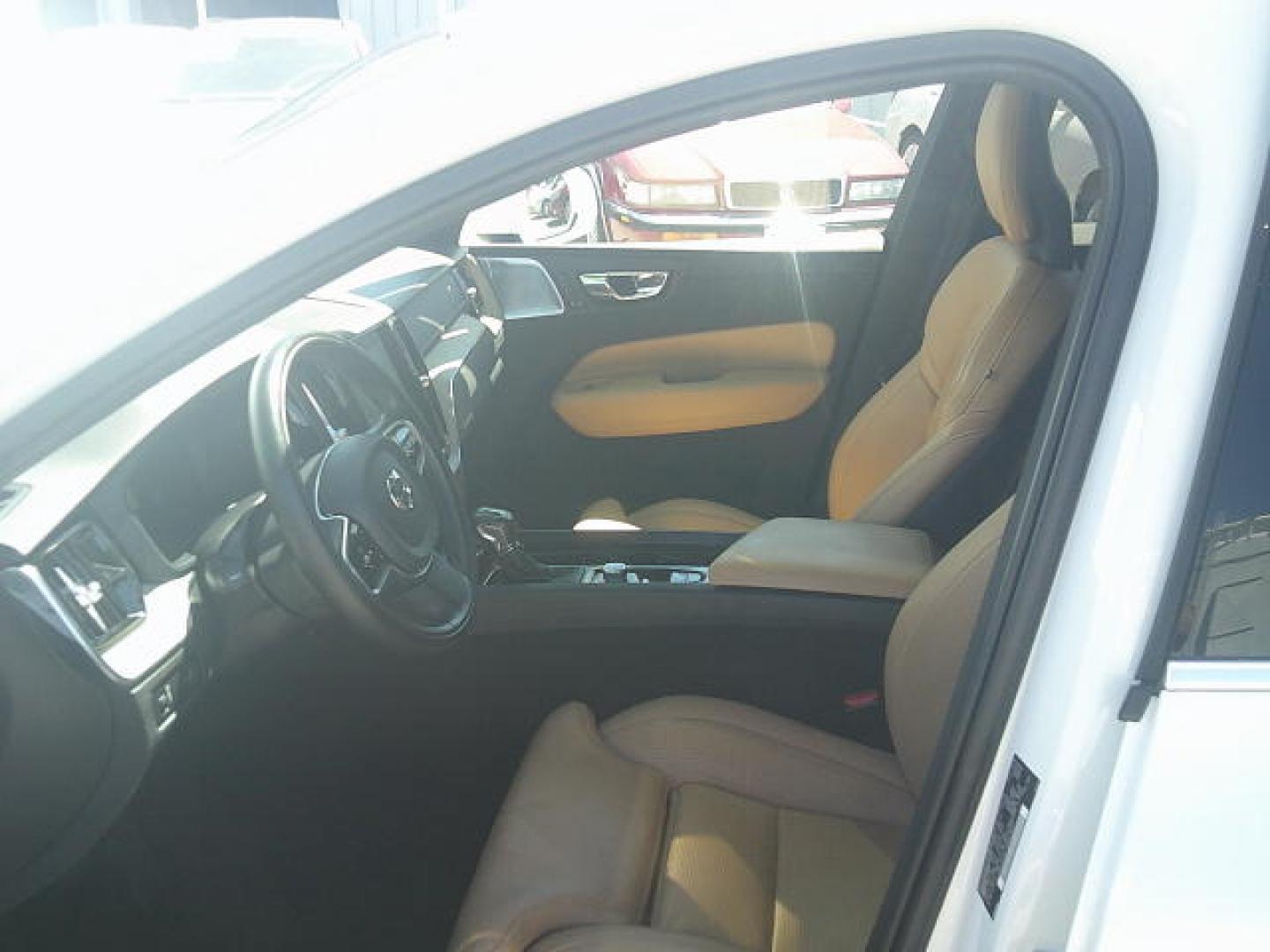 2018 WHITE /Brown Volvo XC60 T6 Inscription AWD (LYVA22RL0JB) with an 2.0L L4 DOHC 16V engine, 6A transmission, located at 4000 Bee Ridge Road, Sarasota, FL, 34233, (941) 926-0300, 27.298664, -82.489151 - Photo#20