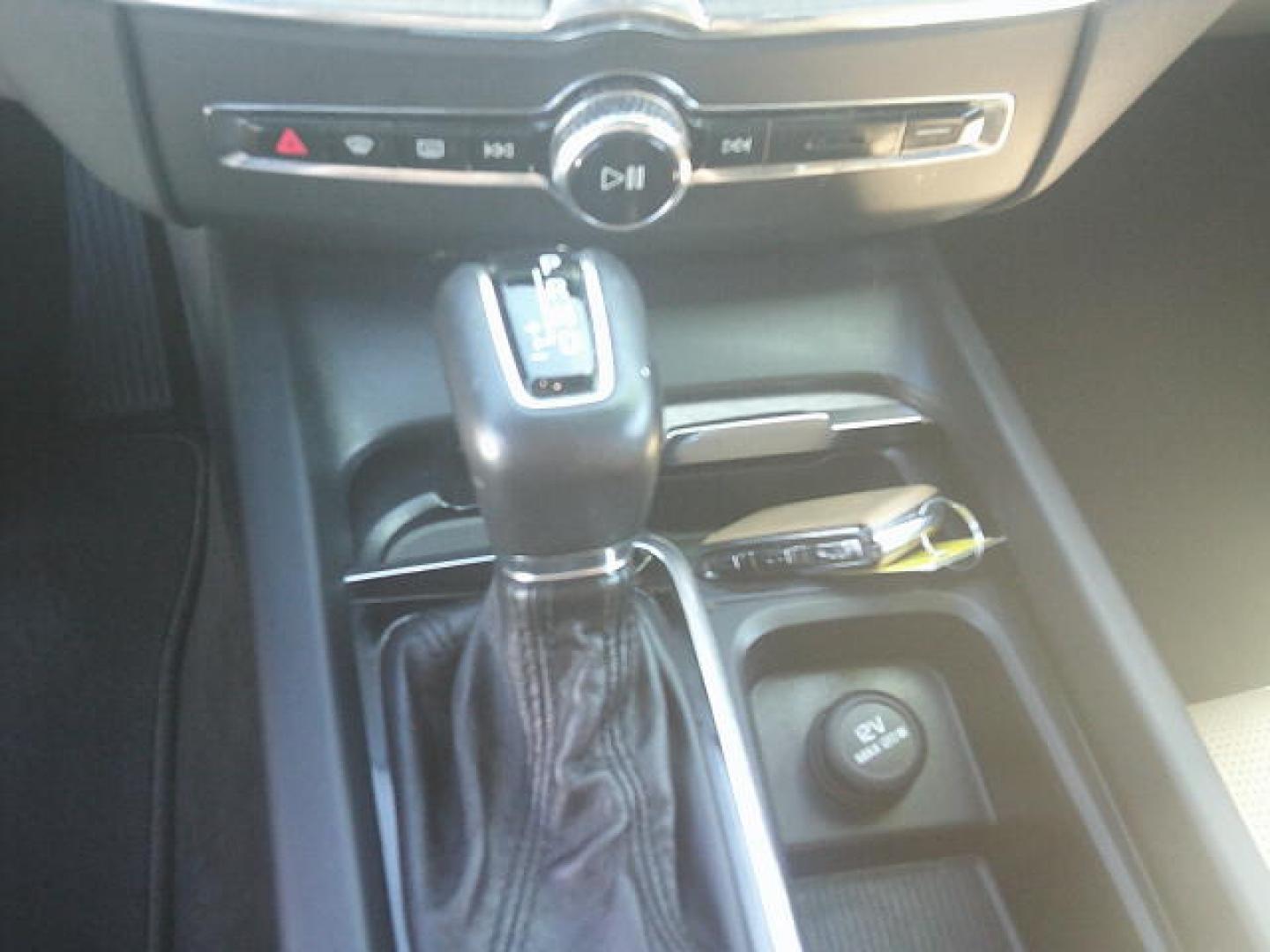 2018 WHITE /Brown Volvo XC60 T6 Inscription AWD (LYVA22RL0JB) with an 2.0L L4 DOHC 16V engine, 6A transmission, located at 4000 Bee Ridge Road, Sarasota, FL, 34233, (941) 926-0300, 27.298664, -82.489151 - Photo#22